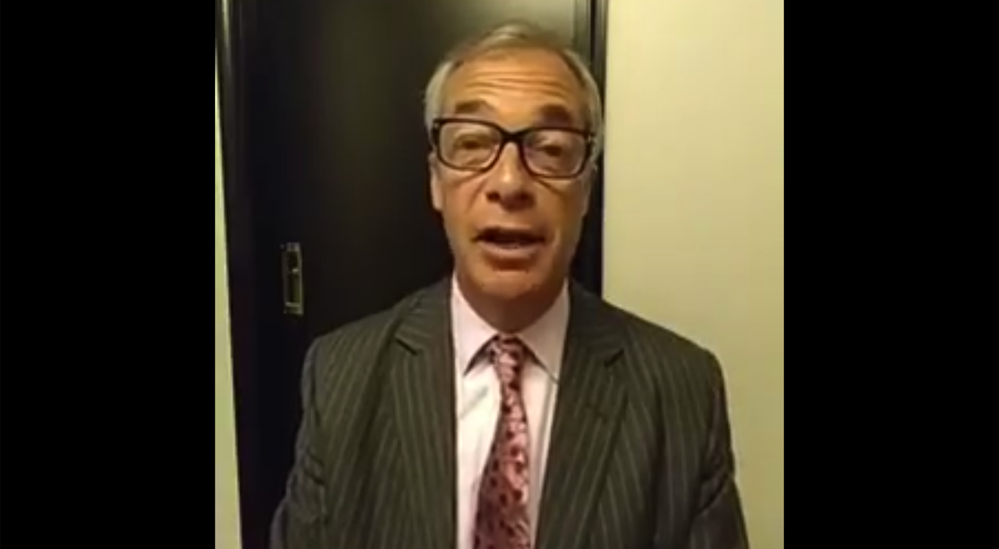 ‘Tiocfaidh ár Lá’ arsa Nigel Farage agus bob buailte arís air