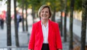 Buaicghradam Cumarsáide an Oireachtais á bhronnadh ar Phóilín Ní Chiaráin