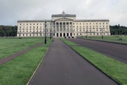 ‘Ríthábhachtach’ go gcuirfí moltaí oideachais ó straitéis Gaeilge i bhfeidhm