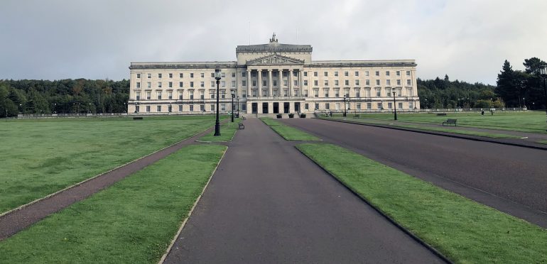Teachtaireacht lom do Shinn Fein agus an DUP agus tacaíocht an phobail do Stormont ag laghdú