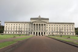 Guaim á coinneáil go fóill ag polaiteoirí Stormont orthu féin faoi chonspóidí