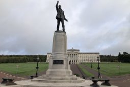 Cén fáth a ndiúltódh polaiteoirí d’ardú pá?