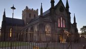 Machnamh agus dóchas i searmanas Ard Mhacha in ainneoin na conspóide