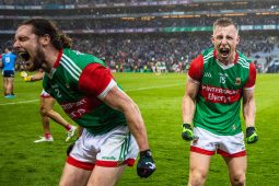 Beidh ar chosantóirí Mhaigh Eo bheith ar a n-airdeall chun faobhar Ros Comáin a mhaolú