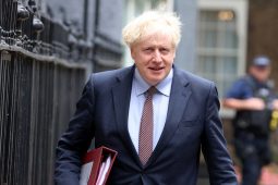 Boris Johnson – ‘an fear grinn’ ina cheap magaidh