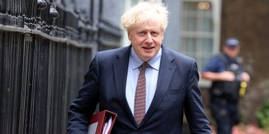Boris Johnson – ‘an fear grinn’ ina cheap magaidh