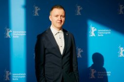 Maoiniú faighte ag stiúrthóir An Cailín Ciúin dá chéad scannán eile