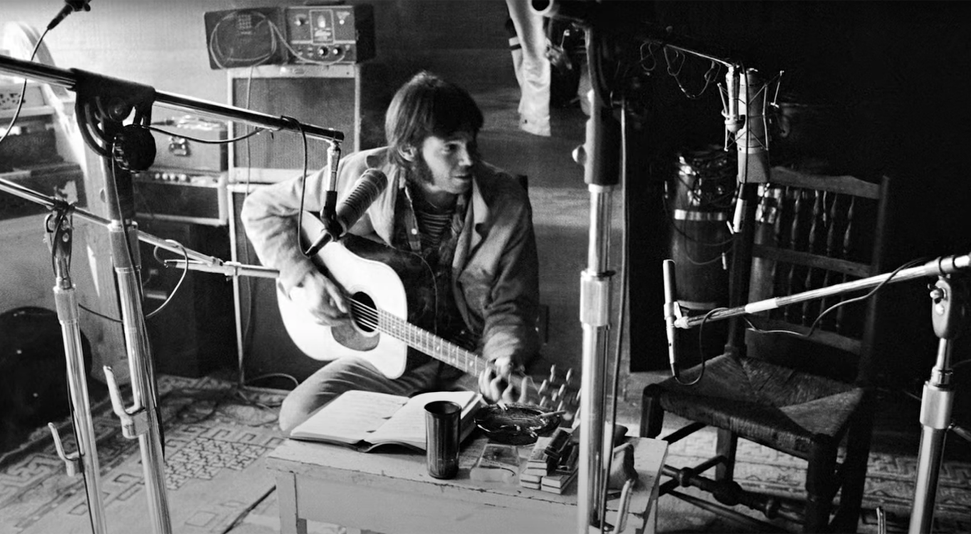 Tá Neil Young blianta fada ag seachaint ‘lár an bhóthair’