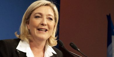 Le Pen i bponc ach gaoth i seolta na heite deise i gcónaí