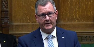 Beirt bhan mhisniúla a thug saol eile Jeffrey Donaldson chun solais