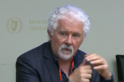 ‘Dá ndúnfaí an doras ar mhionlach eile seachas pobal na Gaeilge bheadh sé ina raic’