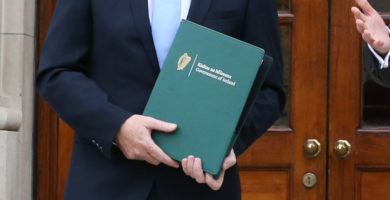 Ní beag an míshásamh a spreagfaidh an Buiséad má leanann an rialtas lena róghealladh