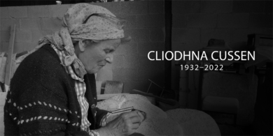 Cliodhna Cussen, an dealbhóir agus údar Gaeilge aitheanta, tar éis bháis