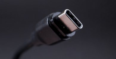 Luchtaire uilíoch le tabhairt isteach do ghutháin phóca agus táibléid san AE