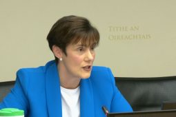 Plean fós ag an Rialtas polasaí cuimsitheach don Ghaeilge sa chóras oideachais a thabhairt isteach