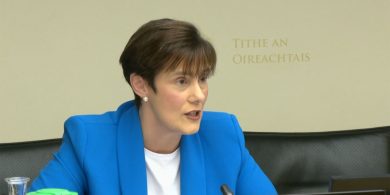 Cáineadh déanta ar an nós ceisteanna i nGaeilge a fhágáil go dtí deireadh preasócáidí rialtais