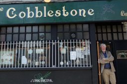 Tearmann don cheol agus don teanga in ‘The Cobblestone’ ar RTÉ
