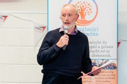 Fearghas Mac Lochlainn, scríbhneoir, cumadóir agus oide, ar shlí na Fírinne