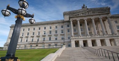 Galamaisíocht in Stormont an status quo