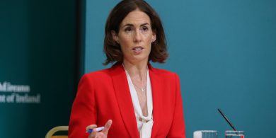 Níl sé i gceist ag an Roinn Oideachais aon scoil lán-Ghaeilge nua a thógáil as seo go ceann cúig bliana