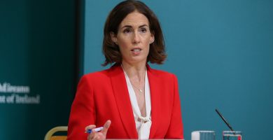 Níl sé i gceist ag an Roinn Oideachais aon scoil lán-Ghaeilge nua a thógáil as seo go ceann cúig bliana