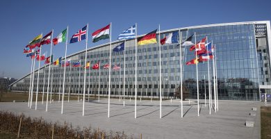 Ag déanamh dochar dá bhaill féin atá cuspóirí NATO