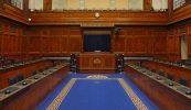 Níl buntáiste le baint as siúl amach as Stormont ach níl an feidhmeannas slán