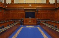 Níl buntáiste le baint as siúl amach as Stormont ach níl an feidhmeannas slán