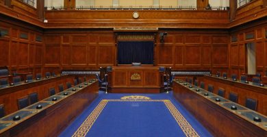 Níl buntáiste le baint as siúl amach as Stormont ach níl an feidhmeannas slán