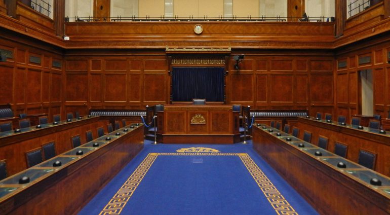 Níl buntáiste le baint as siúl amach as Stormont ach níl an feidhmeannas slán