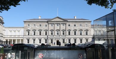 TEACH LAIGHEAN: ‘Do we really have to do this in Irish?’ – Parlaimint na Breataine Bige ‘i bhfad chun cinn orainn’ ó thaobh an dátheagachais