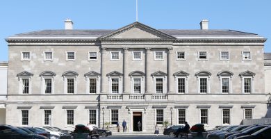 Reachtaíocht ar son an oideachais lán-Ghaeilge á dréachtú, ach tacaíocht traspháirtí de dhíth