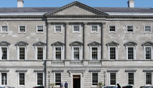 Trí scéal a léirigh páistiúlacht ar an dá thaobh den Dáil agus páiste i gcontúirt