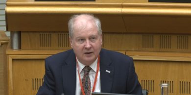 Ábhar iontais é d’Ardstiúrthóir TG4 nach bhfuil ach stáisiún amháin ag RTÉ Raidió na Gaeltachta