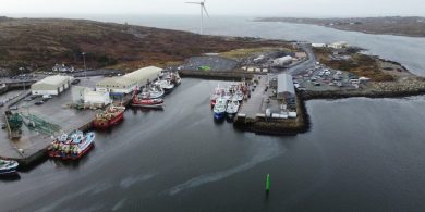 Molta ag iar-aire go dtógfaí ‘bunáit chabhlaigh’ ag Calafort Ros an Mhíl i nGaeltacht na Gaillimhe