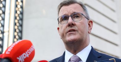AN CHÚIRT: Cúig bliana déag príosúin gearrtha ar Jeffrey Donaldsan, iarcheannaire an DUP, de bharr mí-úsáid ghnéis ar leanaí
