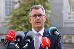 Jeffrey Donaldson ciontaithe as éigniú agus 17 gcion gnéis eile