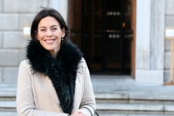 Béarla amháin rogha an Rialtais agus rialacha nua le tabhairt isteach faoi lipéid earraí bia