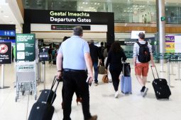 Údarás Aerfort Bhaile Átha Cliath le fógraí Gaeilge a thabhairt isteach ar bhusanna