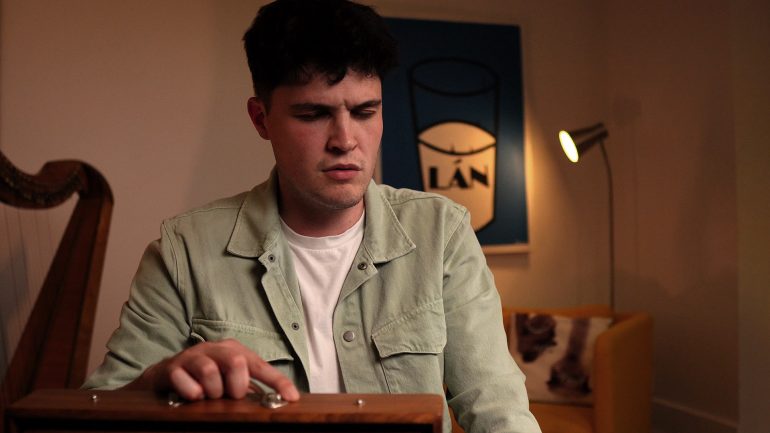 Amhrán na hEascainne á chasadh ag Séamus Ó Flatharta – Tuairisc.ie