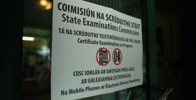 ‘Imscrúdú grinn’ agus ‘gníomhartha’ ag teastáil chun dul i ngleic le ceist na ndaltaí nach dtugann faoi Ghaeilge na hArdteiste