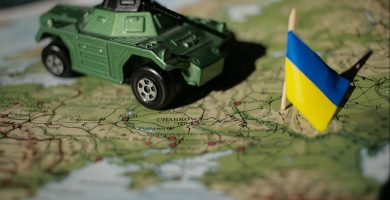 Dul chun cinn beag ach suntasach déanta ag an Úcráin agus aird an domhain ar an Meánoirthear