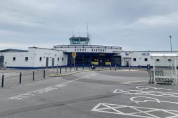 Thug Johnny Logan suas a shuíochán di ar an mbus ón aerfort…