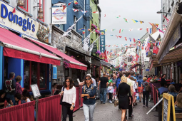 Tá an baile mór plódaithe agus tuilleadh ag teacht
