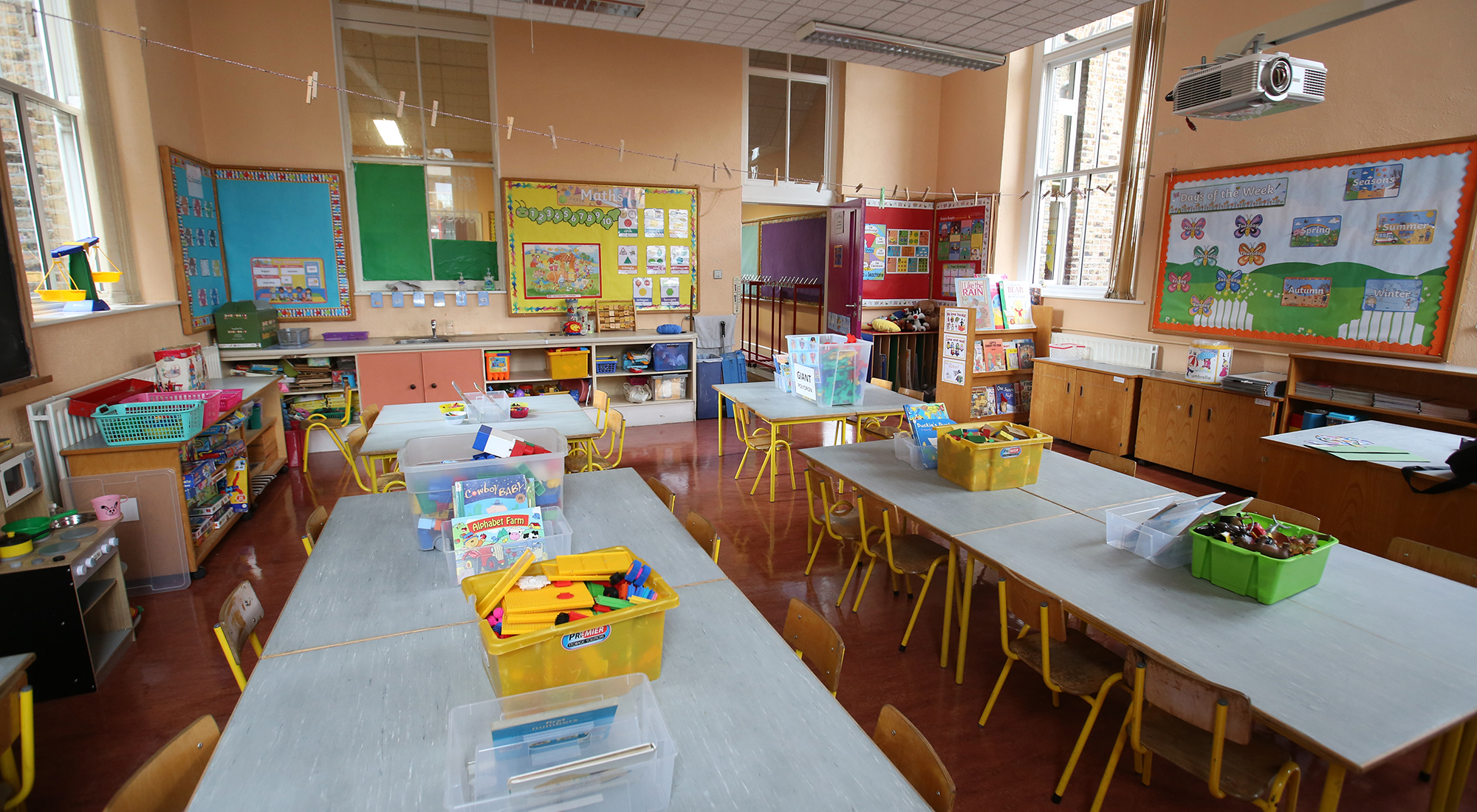 Tromlach múinteoirí bunscoile den tuairim nach bhfuil daltaí chomh maith ag an nGaeilge is a bhí roimh an bpaindéim