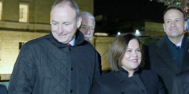 Ná bac caint Martin, is cosúil gur comhrialtas le Sinn Féin agus Fianna Fáil a bheidh ann