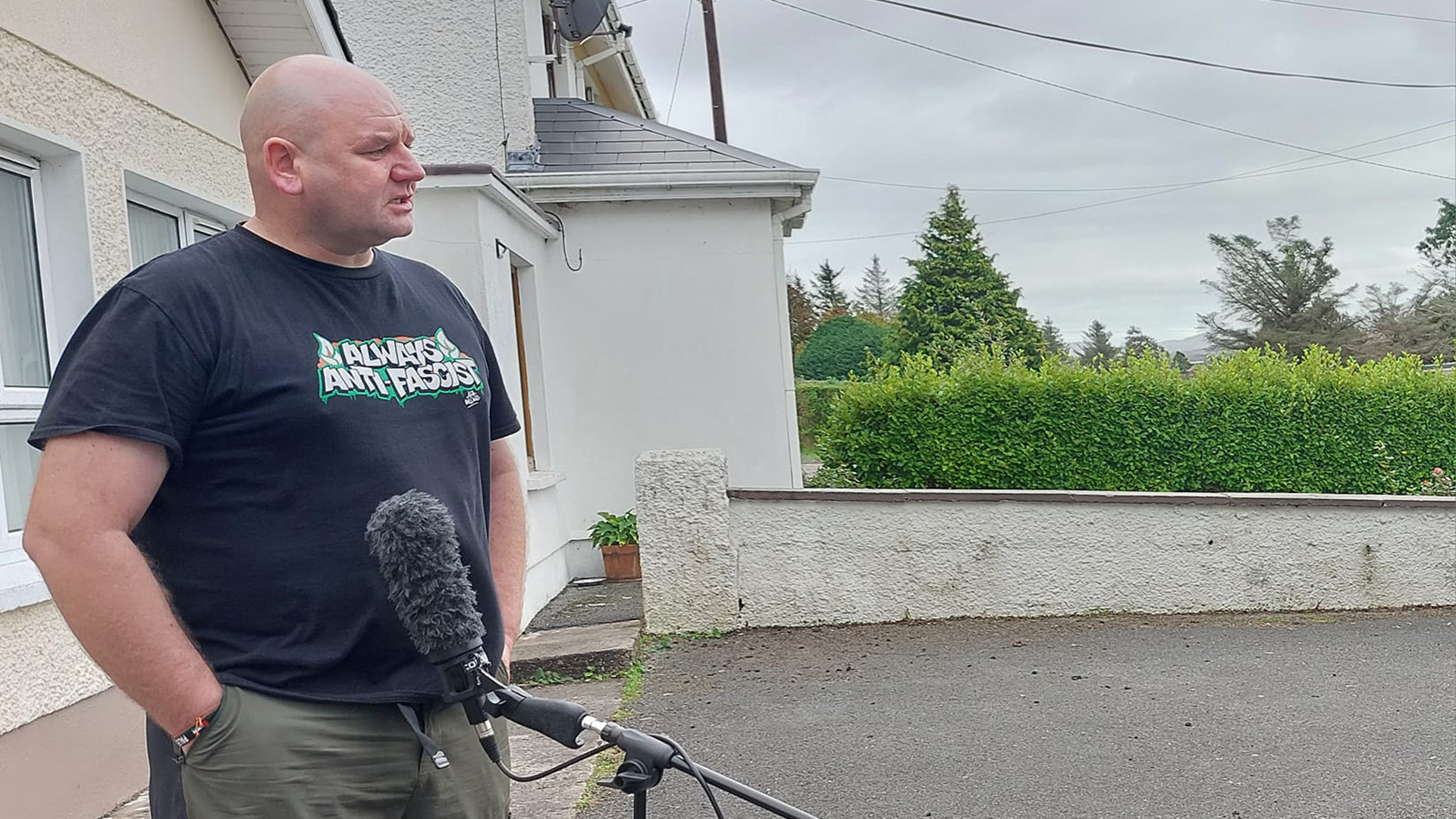 Cinsireacht curtha i leith ‘Nuacht TG4’ ag comhairleoir contae a chaith T-léine fhrithfhaisisteach
