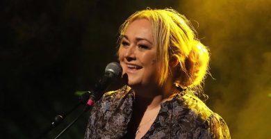 ‘Bhí ‘Mín na Craoibhe’ iontach pearsanta dom agus ní raibh mé ag iarraidh ceol ó amhrán eile a chur leis’