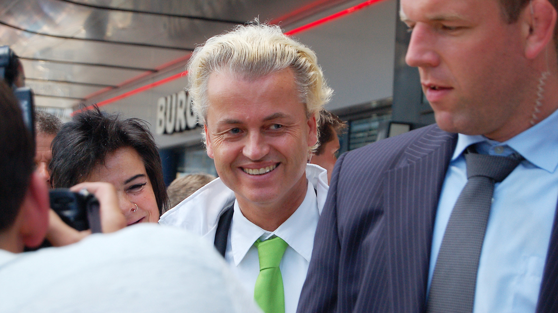 Páirtí frith-inimirce seanbhunaithe Geert Wilders ar an an bpáirtí is mó san Ísiltír