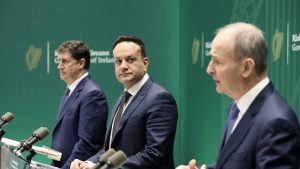 Leithscéal déanta ag Leo béalscaoilte ach an cat scaoilte as an mála aige